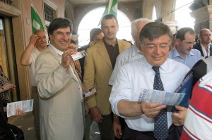 Zanonato guarda il mio volantino, mentre passeggia con Franceschini